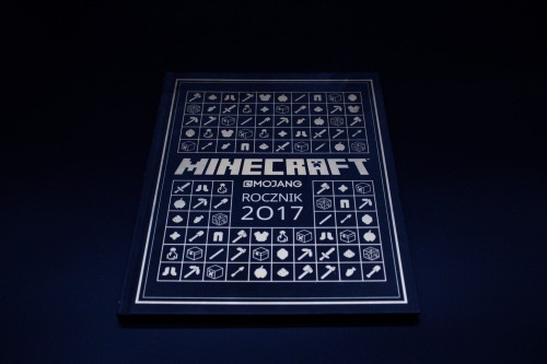 Minecraft_Mojang_Rocznik_2017_poradnik.jpg